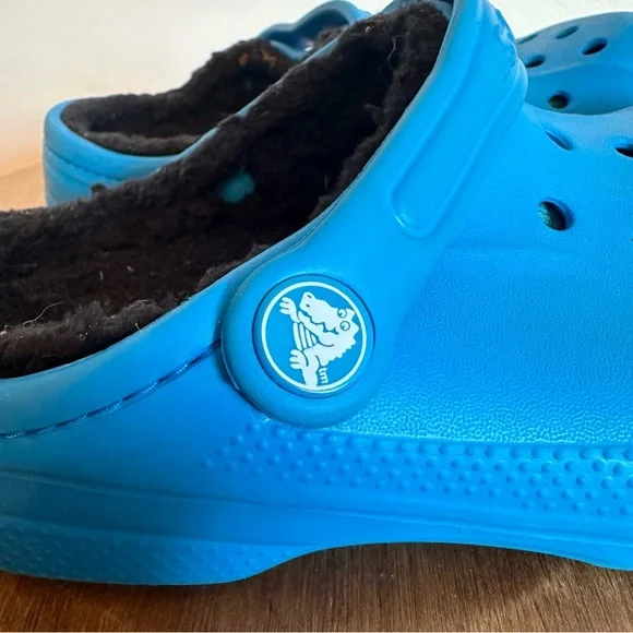 Crocs Kids Unisex Blue Outside With Black Warm Fuzzy Lining Material Size J4 2 - Picture 2 of 11